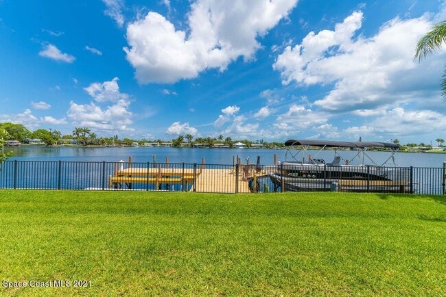 Building Photo - Gorgeous views from this 3 bedroom, 2.5 ba...