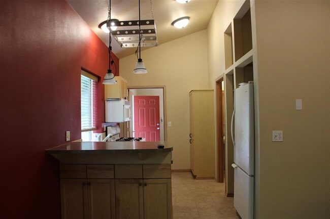 Building Photo - Gated 1 Bedroom Apartment