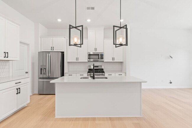 Building Photo - 204 Silver Fleet Dr