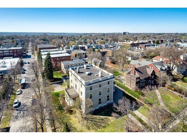 Building Photo - 808 Summit Ave