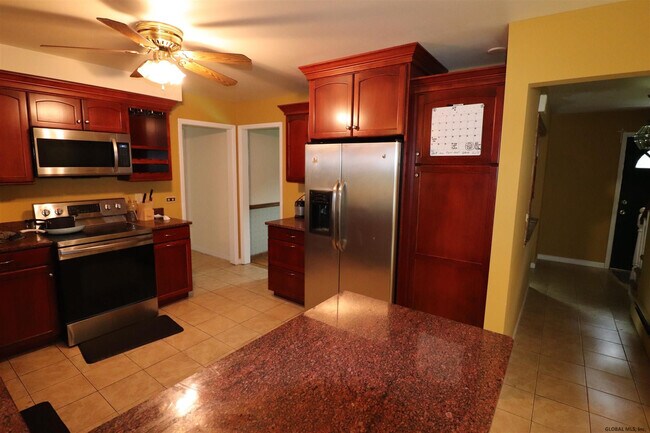 Building Photo - 8 Sweet Brier Dr