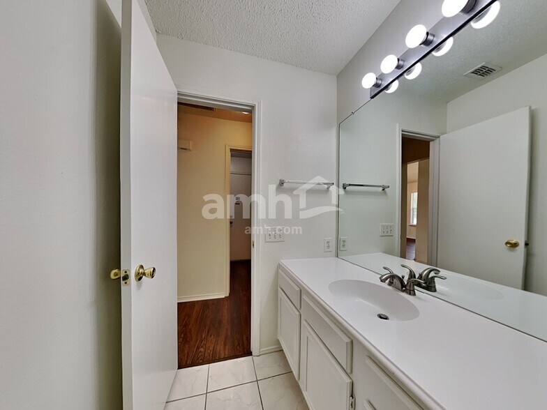 Building Photo - 8520 Auburn Dr