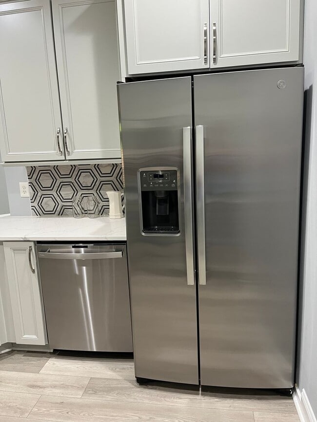 Building Photo - Like new Townhome