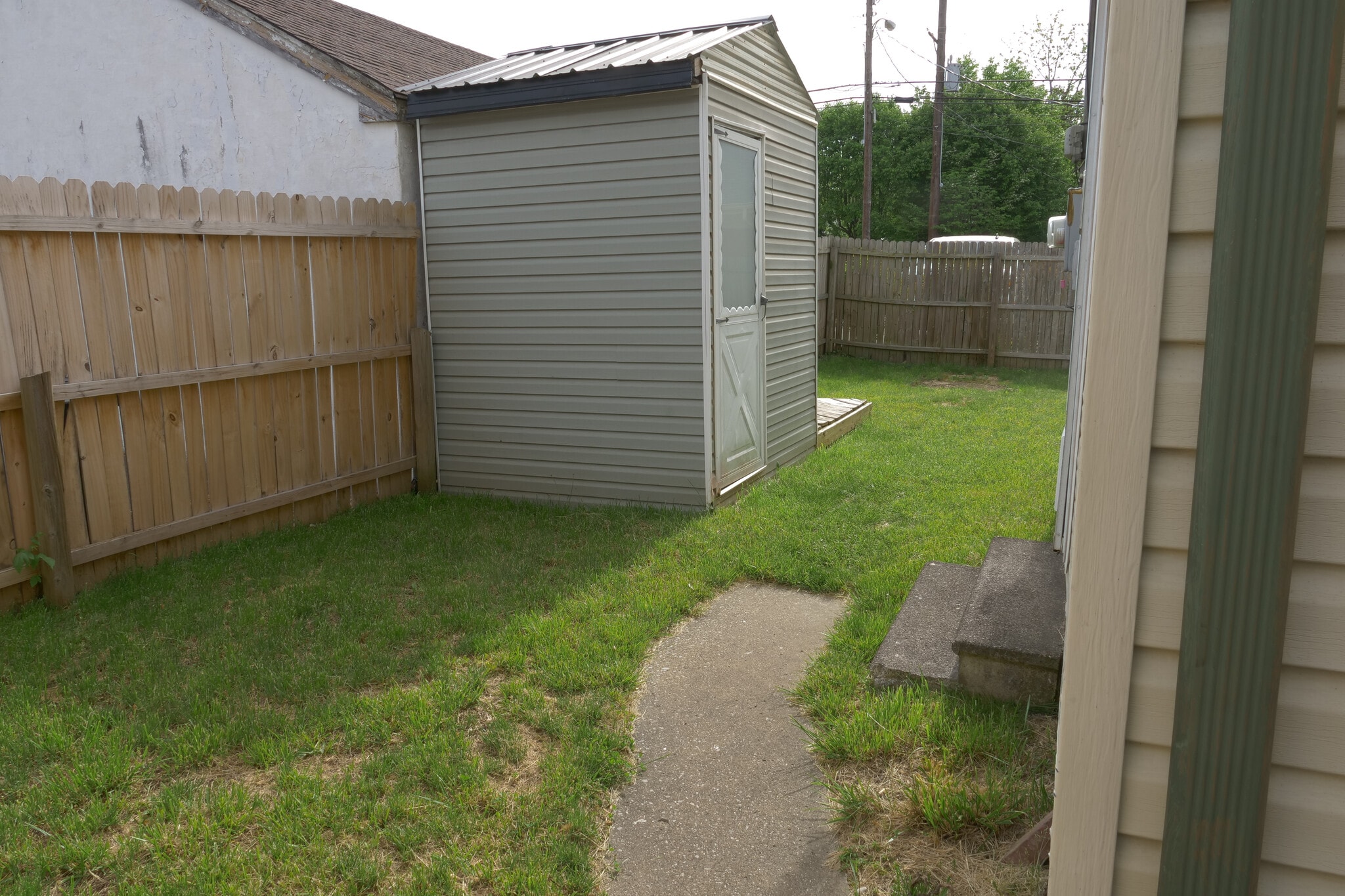 Building Photo - 105 W 5th St