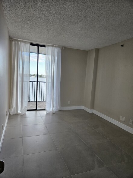 Building Photo - 105 Lake Emerald Dr