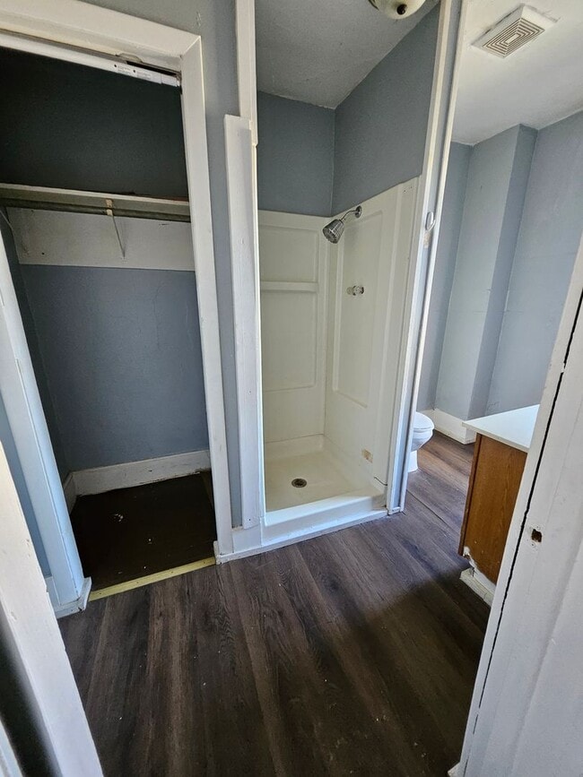 Building Photo - Upper studio ALL UTILITIES INCLUDED