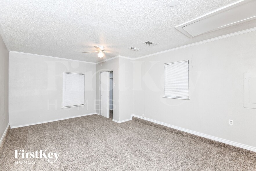 Building Photo - 3630 Williamsburg Dr