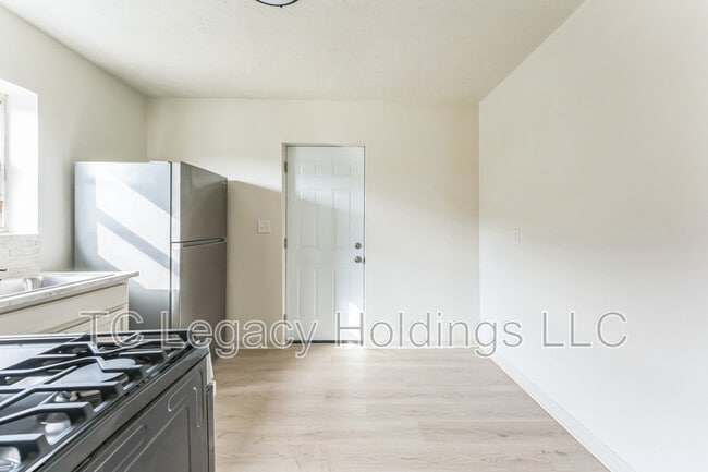 Building Photo - 415 Simpson Ave