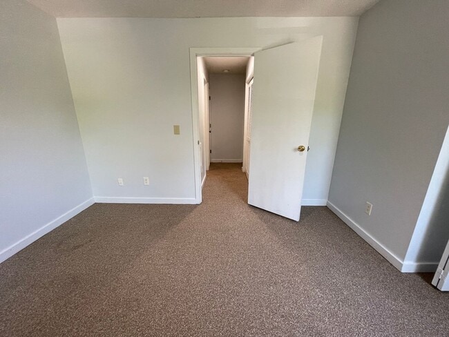 Building Photo - Nice 2br townhome in quiet neighborhood, r...