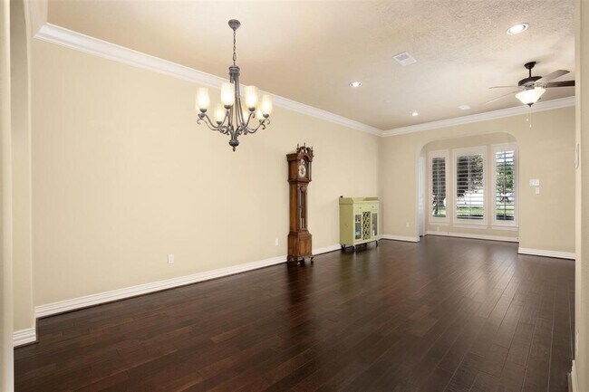 Building Photo - 2050 Palm Forest Ln