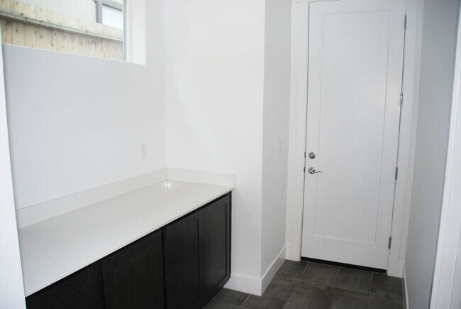 Building Photo - Beautiful Toll Brothers 3BR, 3Bath, 2Car Home in South Reno