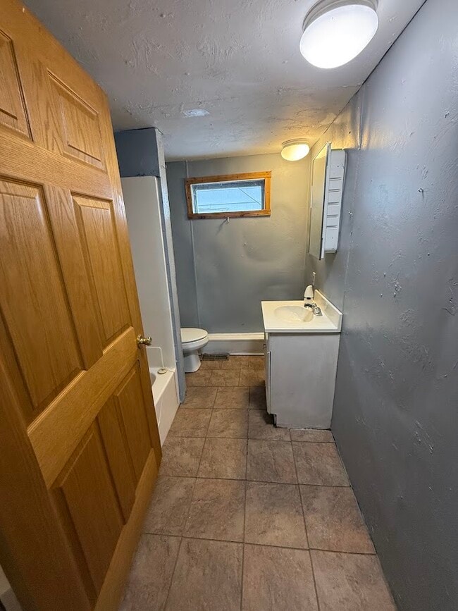 Building Photo - 477 Maple St