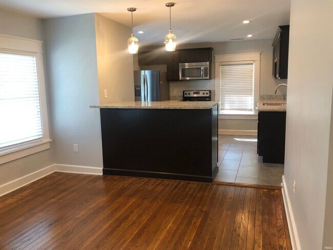 Building Photo - 729 E Hunter Ave