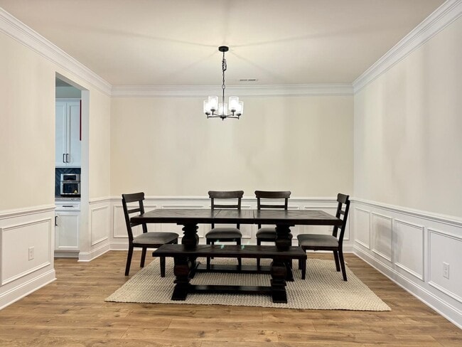 Building Photo - Spacious Luxury 3 Bedroom Townhome for Rent - Great Amenities