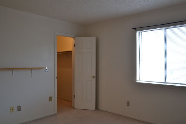 Building Photo - 2 Bedroom Townhome with AC!