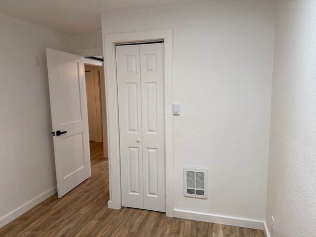 Building Photo - Luxury 2 bedroom 1 bath duplex in a great neighborhood!