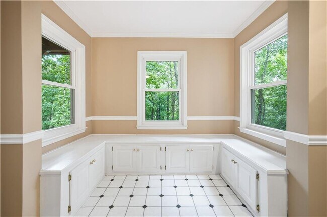 Building Photo - 5525 Hampstead Way
