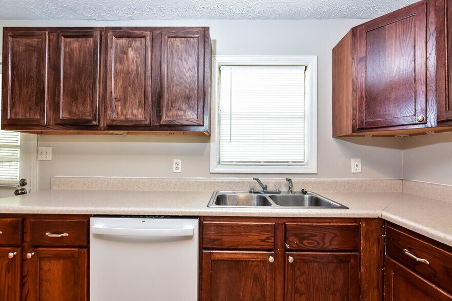 Building Photo - 160 Swan Lake Dr