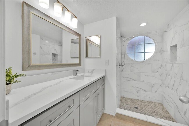 Building Photo - 2035 Royal Bay Blvd