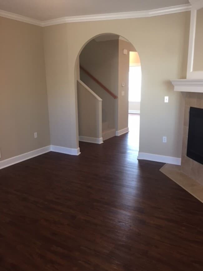 Building Photo - 4 x 3.5 in a great neighborhood!