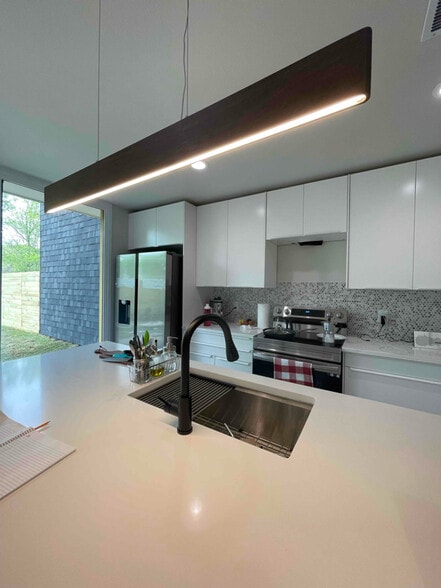 Building Photo - 605 E 7th St