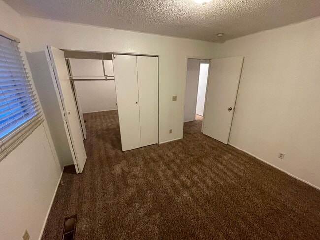 Building Photo - Two story 4 bedroom 2 bath home, Magalia