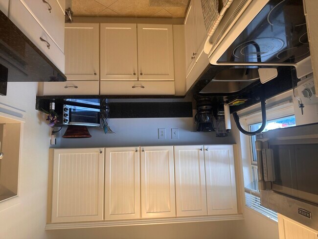 Building Photo - 1112 Lake Terrace