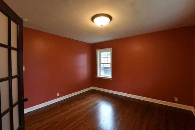 Building Photo - 106 Manlyn Dr