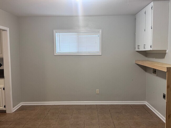 Building Photo - 3000 Springhill Rd