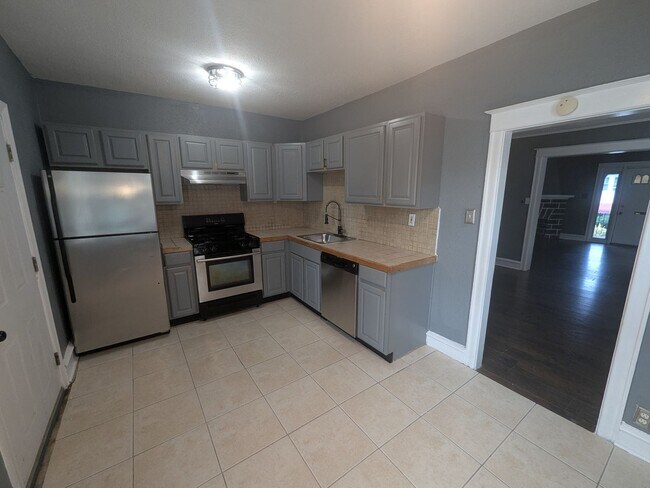 Building Photo - 821 Rader Ave