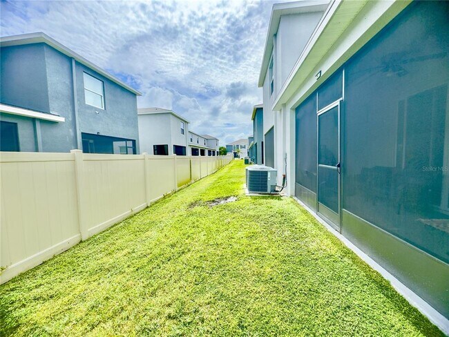 Building Photo - 2922 Boxwood Grove Row