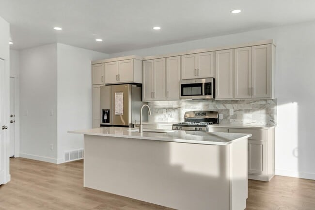 Building Photo - 825 W 700 S