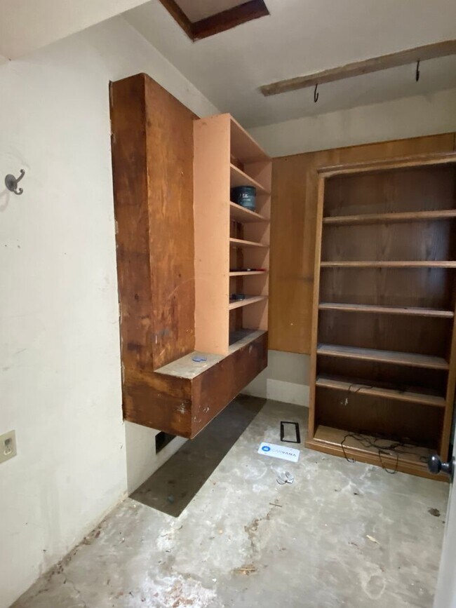 Building Photo - Spacious Visalia home in a well establishe...
