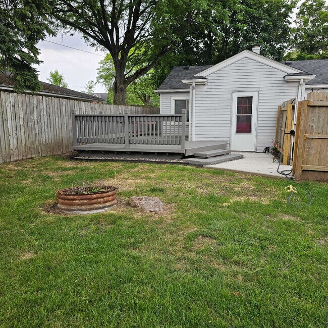 Building Photo - Charming 2-Bedroom Ranch in Royal Oak – Co...