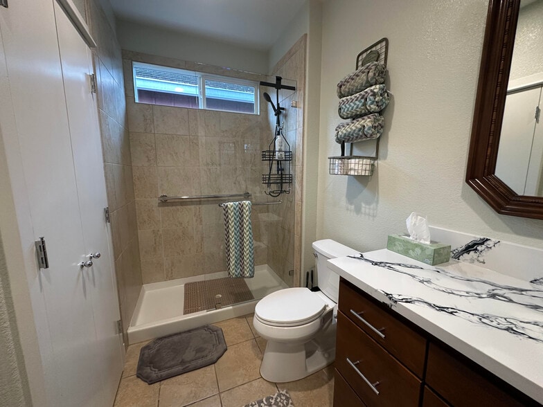 Full-sized Shower - 2534 Napier Ct