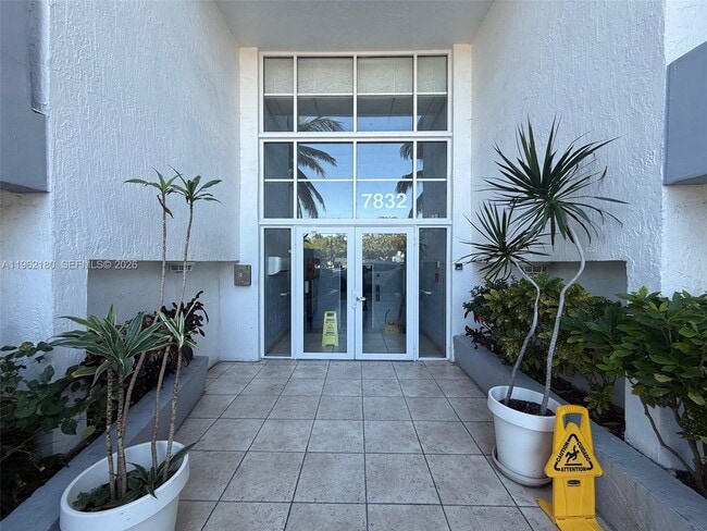 Building Photo - 7832 Collins Ave