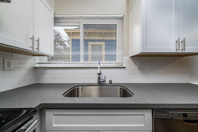 Building Photo - Recently Renovated 2 Bedroom 1 Bath, Two-Level Apartment-Great Midtown location!