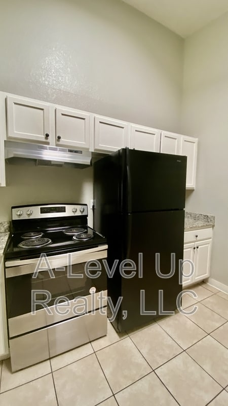 Building Photo - 403 E Thoroughbred St