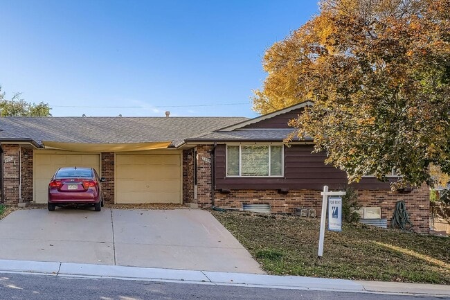Primary Photo - 4 Bed 2.5 Bath Duplex with Private Fenced ...