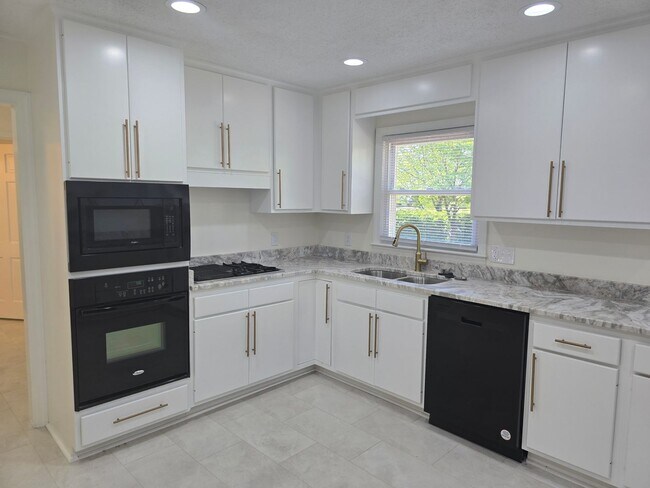 Building Photo - NEW LISTING!!!!!