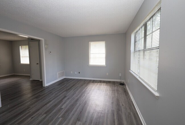 Building Photo - 1205 Bethune St