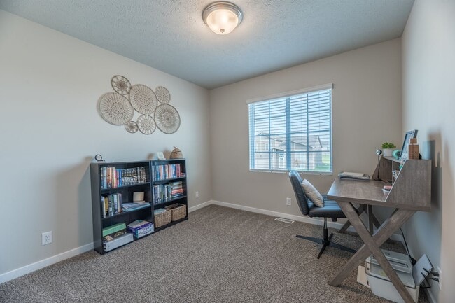Building Photo - Open-Concept 3-Bedroom with Corner Lot Vie...