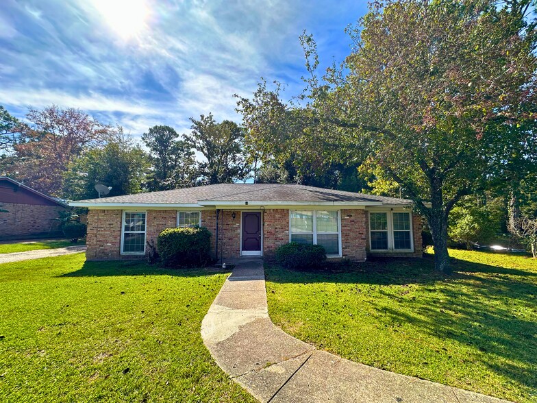 Primary Photo - 110 Windsor Dr