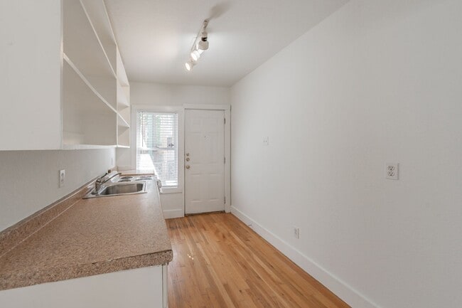 Building Photo - Efficiency apartment in the Historical Fairmount District!