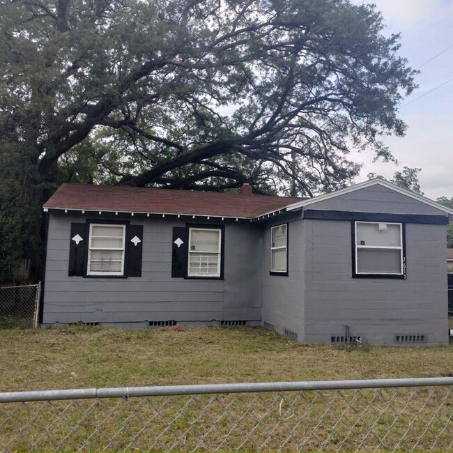 Building Photo - Fully Renovated 3/1 Single Family Ready for Move In!