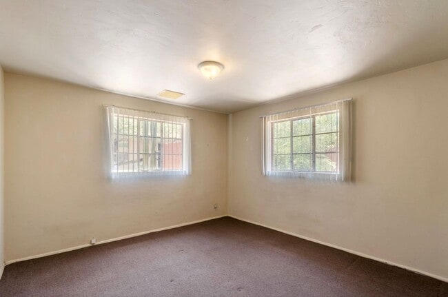 Building Photo - Charming Townhome near UA