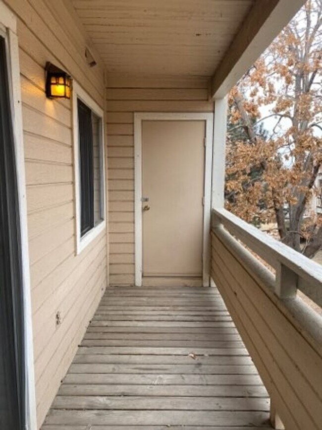 Building Photo - 2nd Floor 1bed/1bath with Laundry and Parking!