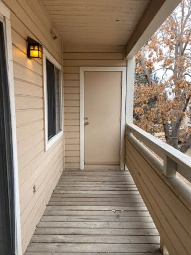 Building Photo - $500 Move in Special - 2nd Floor 1bed/1bath with Laundry and Parking!