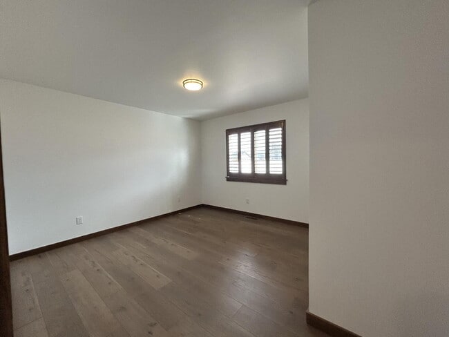 Building Photo - Luxury 4 Bed / 2 Bath Home on .84 Acres – UTILITIES INCLUDED - 3 Car Garage – RV Parking