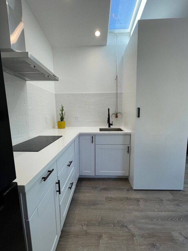 Building Photo - 463 Menker Ave